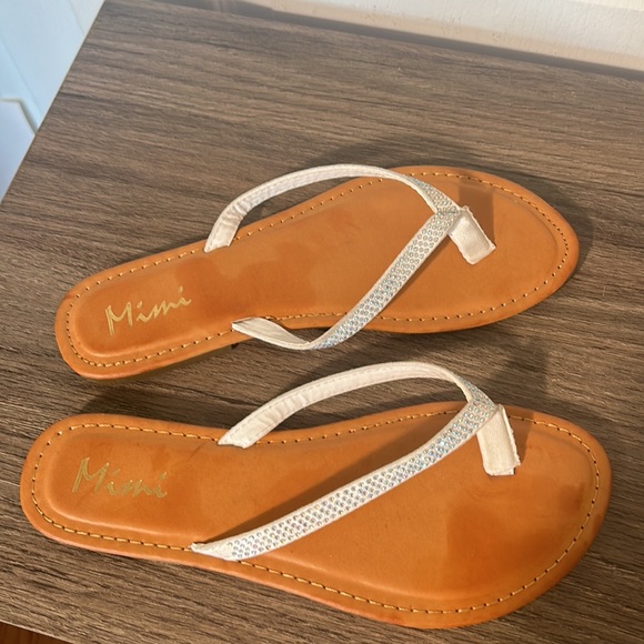 MIMI WHITE EMBELLISHED FLIP FLOP IN SIZE 7/8 M - Picture 2 of 5